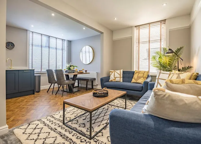 Luxury 2 Bed Apartment, Sea View, Near The Beach.