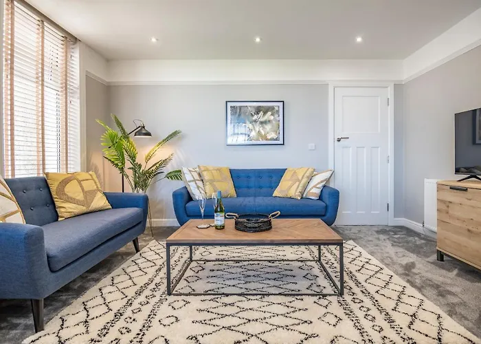 Luxury 2 Bed Apartment, Sea View, Near The Beach.