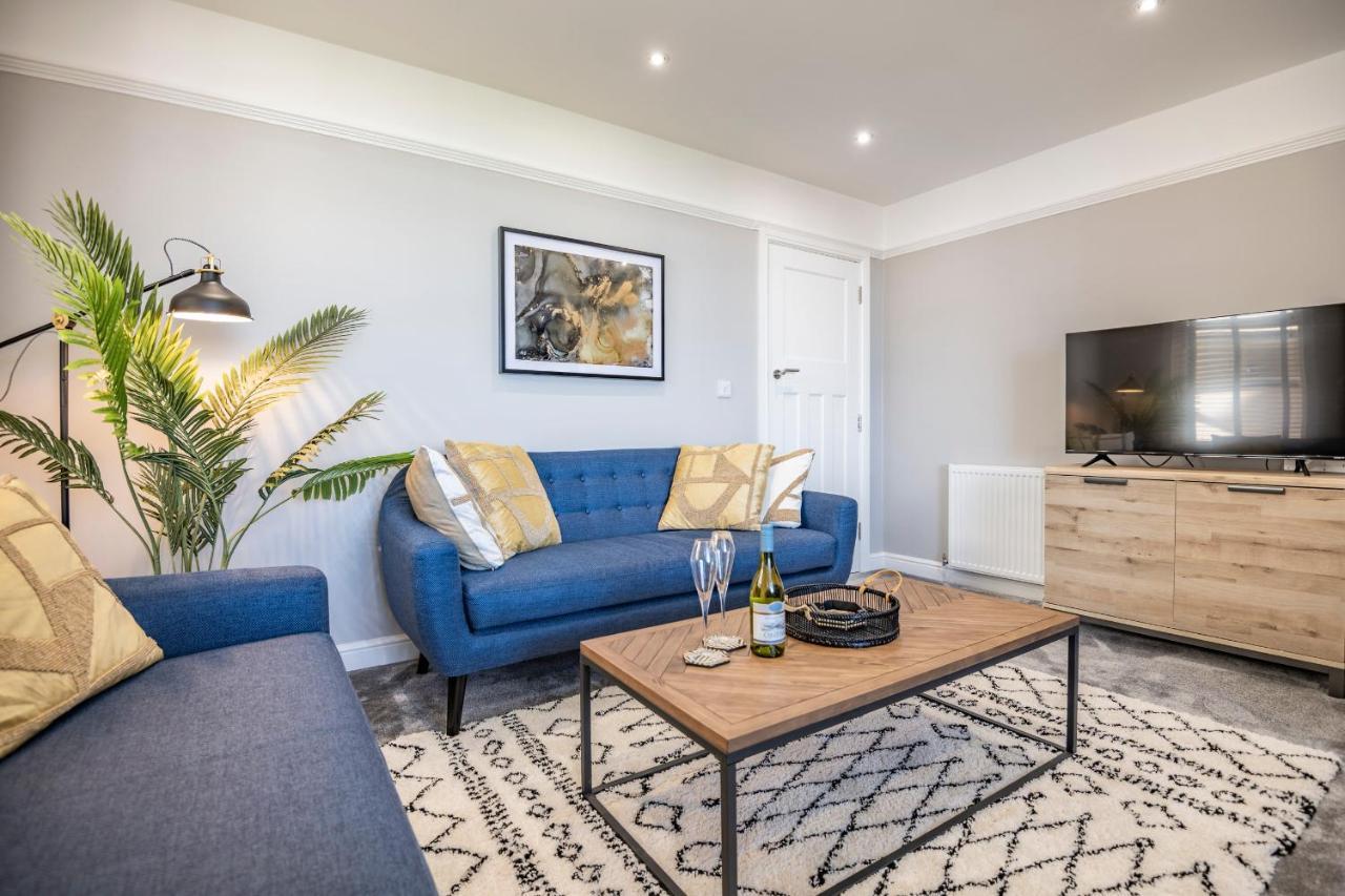 Apartment Luxury 2 Bed Apartment, Sea View, Near The Beach. *